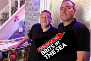 dos hombres parados en una cocina sosteniendo un cartel en A&P at The Sheron House, en Blackpool