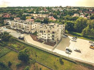 uma vista superior de um grande edifício com um parque de estacionamento em THE LOFT - Wiślana 28 em Piotrków Trybunalski