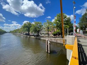 uitzicht op een rivier in een stad bij Bed and Breakfast Amsterdam in Amsterdam