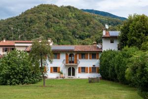 a house with a mountain in the background at B&B LA SCALA in Paludea