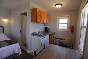 Una cocina con un fregadero y una mesa en una habitación. en The Metropole, en Seaside Heights 3 fotos más