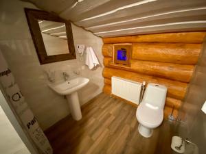 La salle de bains est pourvue de toilettes et d'un lavabo. dans l'établissement Complex MAYARIV, à Makariv
