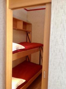 Bunk bed o mga bunk bed sa kuwarto sa skiers house