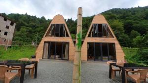 une maison avec une plantation de bambous devant elle dans l'établissement Hayde Bungalow, à Çamlıhemşin