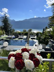 a bouquet of red and white roses in a vase at Les Suites du Lac in Aix-les-Bains