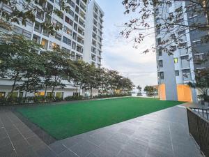 um relvado verde no meio de um edifício em Bangi,4-7pax,Cozy Studio,Near UKM em Kajang