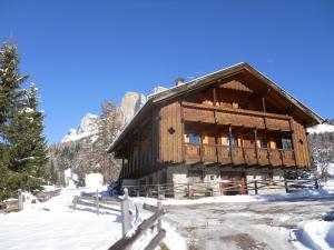 Afbeelding uit fotogalerij van Villa Tamion in Vigo di Fassa