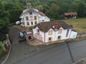 widok z góry na duży biały dom w obiekcie Gîte "fils et cotons" Piscine Intérieure chauffée à l'année et sauna privé w mieście Celles-sur-Plaine