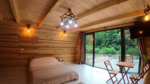 a bedroom with a bed in a log cabin at Hayde Bungalow in Çamlıhemşin