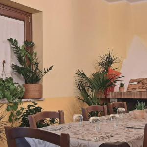 un comedor con mesa y algunas plantas en Agriturismo Dolci Ricordi, en Corleto Monforte