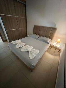 sypialnia z łóżkiem z dwoma białymi ręcznikami w obiekcie Ville con vista w mieście Drymon