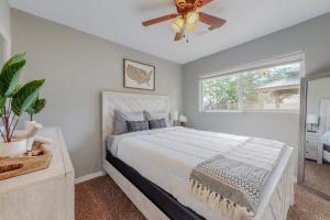 1 dormitorio con 1 cama y ventilador de techo en Comfortable 3-bedroom home with spacious backyard, en Albuquerque