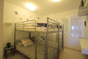two bunk beds in a room with stars on the wall at Relax en el Rincón de la Victoria in Rincón de la Victoria