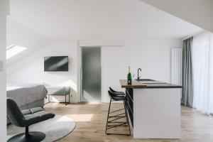 Televízia a/alebo spoločenská miestnosť v ubytovaní Executive Apartments Taborska