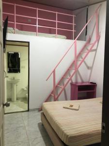 1 dormitorio con litera y escalera en montecarlos hotel, en Ibagué