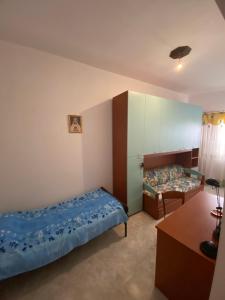 Habitación con 2 camas y escritorio. en Casa Fontanelle, en Burgio