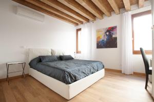 ヴェネツィアにあるザ ライオンズ ハウス APT1の白い部屋のベッドルーム1室(ベッド1台付)