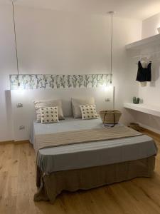 1 dormitorio con 1 cama grande y 2 almohadas en Guest House Mela, en Lecce