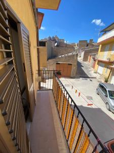 balcone con vista su un parcheggio di Casa Fontanelle a Burgio