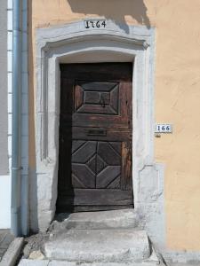 ザールルイにあるFerienwohnung, Charmantes Bauernhaus, Ferienhausの大きな木製のドア