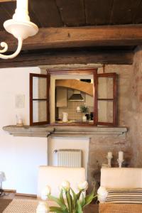 einen Spiegel an der Wand eines Zimmers in der Unterkunft Ferienwohnung, Charmantes Bauernhaus, Ferienhaus in Saarlouis