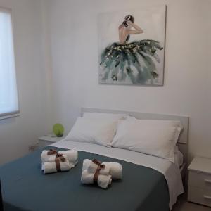 庫尼奧的住宿－OLTRE LE NUVOLE，一间卧室,在床上配有两张折叠毛巾