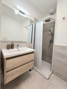 uma casa de banho com um lavatório e um chuveiro em La Gardenia em Celano