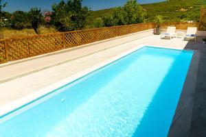 Bazén v ubytování Arch Houses - sharing pool nebo v jeho okolí
