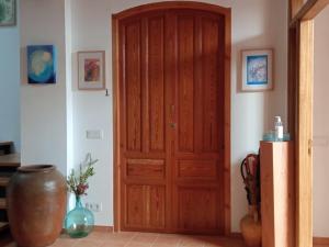 a wooden door in a room with a vase at Can Perles a beautiful house perfect for relaxing in Tárbena