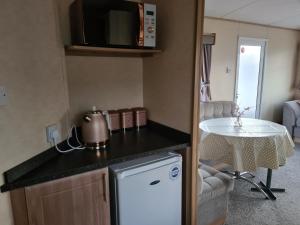 Dapur atau dapur kecil di Chris’s caravan