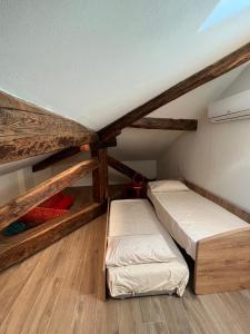 Posteľ alebo postele v izbe v ubytovaní BelAbrì - central charme&comfort -mansarde e appartamento