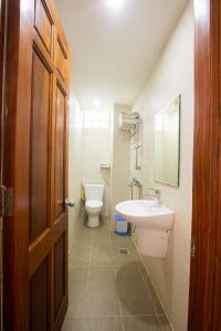 uma casa de banho com um lavatório e um WC em California Hotel em Ho Chi Minh