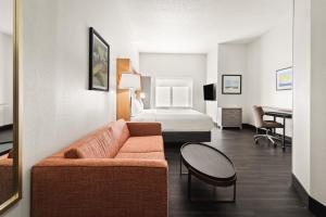 Holiday Inn & Suites Bothell an IHG Hotel休息區