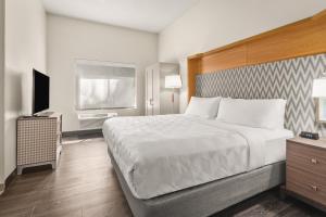 Holiday Inn & Suites Bothell an IHG Hotel房間的床