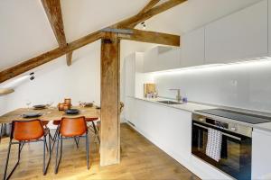 Η κουζίνα ή μικρή κουζίνα στο Loft 11 - Unique Apartment with Stunning Views