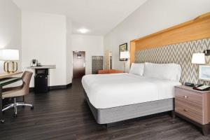 Holiday Inn & Suites Bothell an IHG Hotel房間的床