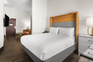 Holiday Inn & Suites Bothell an IHG Hotel房間的床