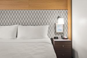 Holiday Inn & Suites Bothell an IHG Hotel房間的床