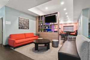Holiday Inn & Suites Bothell an IHG Hotel休息區