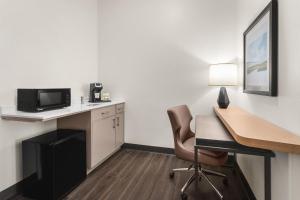 Holiday Inn & Suites Bothell an IHG Hotel電視和／或娛樂中心