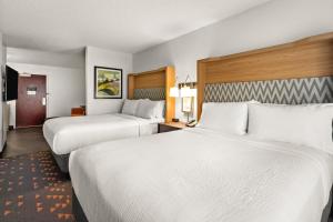 Holiday Inn & Suites Bothell an IHG Hotel房間的床