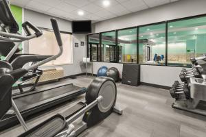 Holiday Inn & Suites Bothell an IHG Hotel健身房和／或健身器材