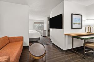 Holiday Inn & Suites Bothell an IHG Hotel電視和／或娛樂中心