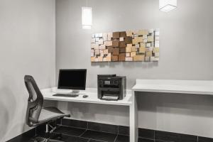 Holiday Inn & Suites Bothell an IHG Hotel電視和／或娛樂中心