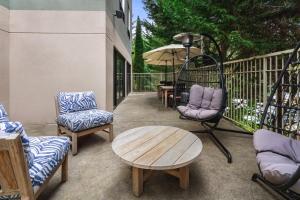 Holiday Inn & Suites Bothell an IHG Hotel休息區