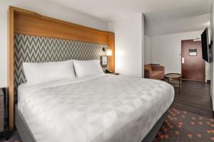 Holiday Inn & Suites Bothell an IHG Hotel房間的床