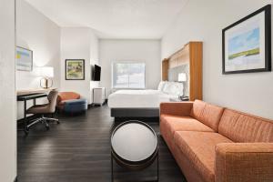 Posezení v ubytování Holiday Inn & Suites Bothell an IHG Hotel