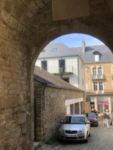 une voiture garée devant un bâtiment en briques dans l'établissement VUE SUR REMPARTS - Coeur de Vannes- 2CH, à Vannes