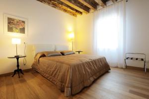 a bedroom with a bed and a large window at The Lion's House APT3 in Venice