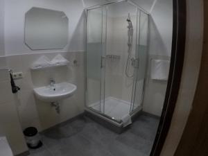 Koupelna v ubytování Hotel-Garni Seestrand + 37 fotografií